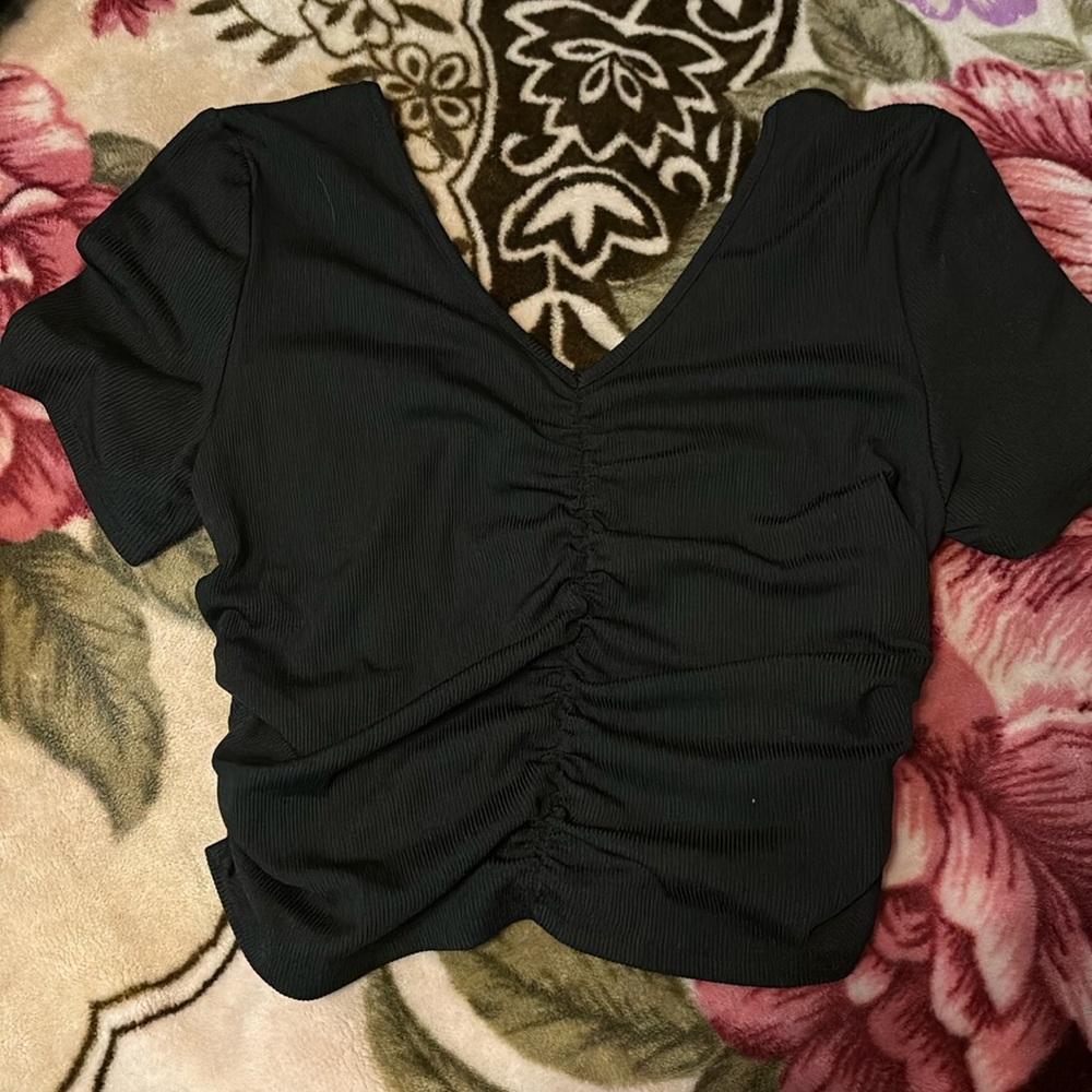 Black scrunched cropped tee